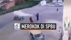 Seorang pria kena batunya usai mengabaikan peringatan dilarang merokok di SPBU. Pekerja pom bensin benar-benar memadamkan rokok pria tersebut dengan semprotan pemadam kebakaran.