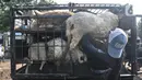 Pembeli mengangkut domba ke dalam mobil pikap di Pasar Hewan Jonggol, Kabupaten Bogor, Jawa Barat, Kamis (7/7/2022). Menjelang Idul Adha yang jatuh pada 10 Juli mendatang, pasar hewan terbesar se-Jabodetabek itu kian ramai dipadati oleh aktivitas jual beli hewan kurban seperti sapi, kerbau, dan domba. (merdeka.com/Iqbal S Nugroho)