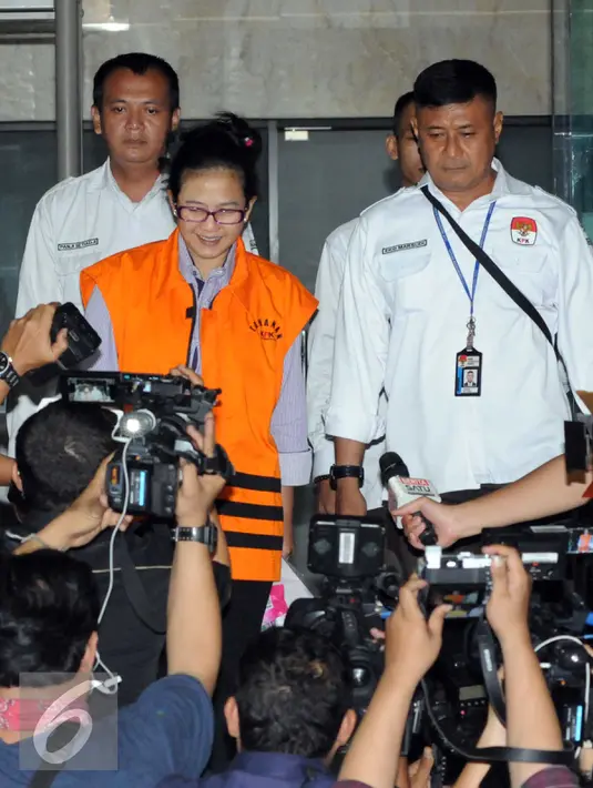 Anggota Komisi V DPR RI dari Fraksi PDIP, Damayanti Wisnu Putranti (DWP) mengenakan baju tahanan usai menjalani pemeriksaan Perdana di gedung KPK, Jakarta, Senin (18/1/2016). (Liputan6.com/Helmi Afandi)