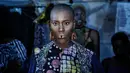 Sebuah model menunggu di belakang panggung selama Dakar Fashion Week di ibukota Senegal, (30/6). Menurut data Euromonitor dunia fashion di Sub-Sahara Afrika telah berkembang pesat selama dua dekade terakhir. (AP Photo / Finbarr O'Reilly)