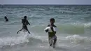 Beberapa bantuan kemanusiaan mendarat di Laut Mediterania setelah diterbangkan melalui udara di atas pusat kota Gaza, di pantai Zawaida, Jalur Gaza, Selasa, 29 Juli 2025. (AP Photo/Abdel Kareem Hana)