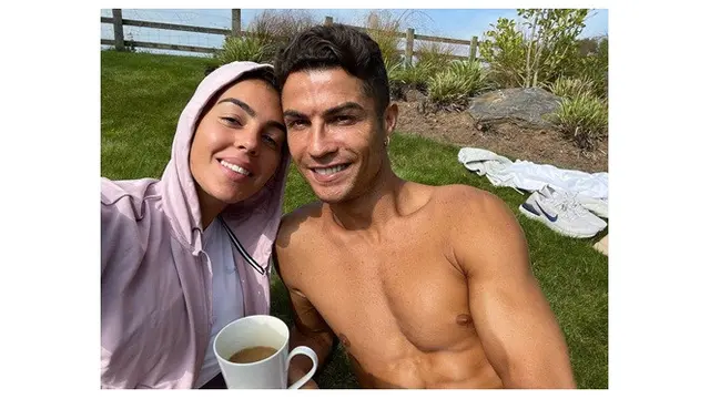 7 Potret Mesra Cristiano Ronaldo dan Kekasih, Umumkan Hamil Anak Kembar
