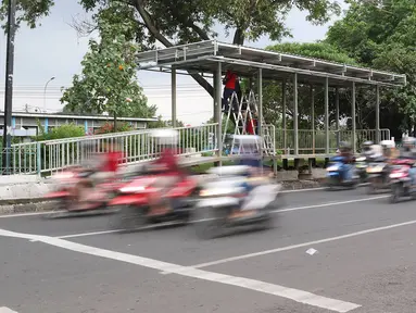 Kondisi lalu lintas sekitar halte Transjakarta yang sedang dibangun di kawasan Kampung Rambutan, Jakarta, Jumat (1/3). Pembuatan halte tersebut bertujuan mempermudah warga untuk mengakses bus Transjakarta. (Liputan6.com/Immanuel Antonius)