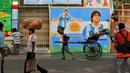 Mural Lionel Messi juga terdapat di dinding bangunan di Kalkuta, India. (AFP Photo/Dibyangshu Sarkar)