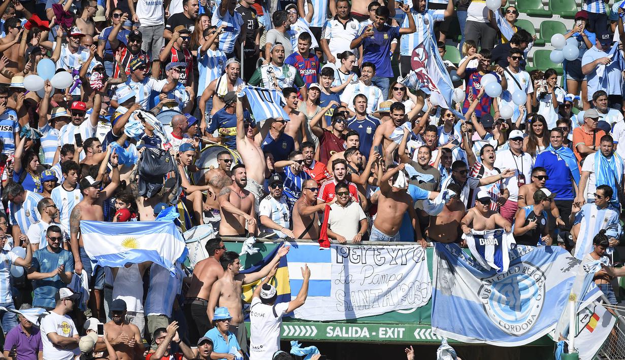 Suporter Argentina memberikan dukungan saat melawan Ekuador pada laga persahabatan di Stadion Martinez Valero, Elche, Minggu (13/10). Ekuador kalah 1-6 dari Argentina. (AFP/Jose Jordan)