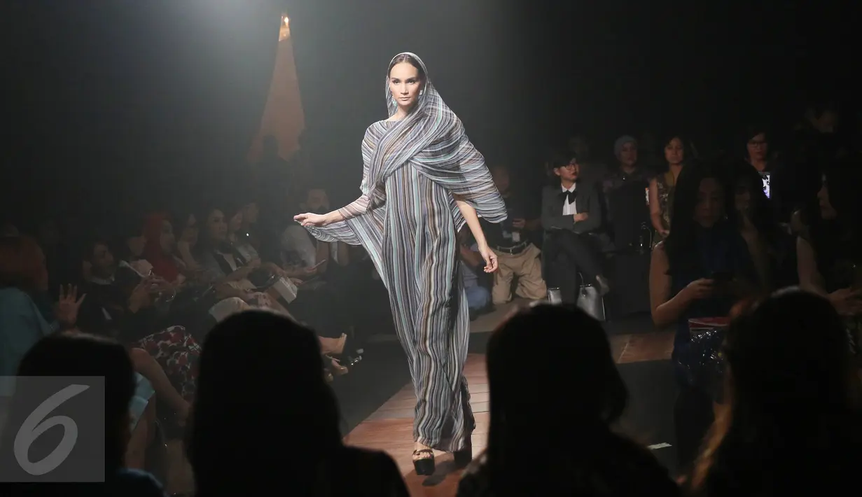 Model berjalan di atas catwalk memperagakan busana karya Denny Wirawan dalam peragaan busana di Jakarta, Rabu (26/5). Denny menyuguhkan koleksi bertajuk 'A Love Summer Dream Spring Summer 2016' itu dalam sebuah trunk show. (Liputan6.com/Immanuel Antonius)