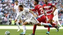 Gelandang Real Madrid, Eden Hazard, berusaha mengamankan bola saat melawan Granada pada laga La Liga Spanyol di Stadion Santiago Bernabeu, Madrid, Sabtu (5/10). Madrid menang 4-2 atas Granada. (AFP/Pierre-Philippe Marcou)