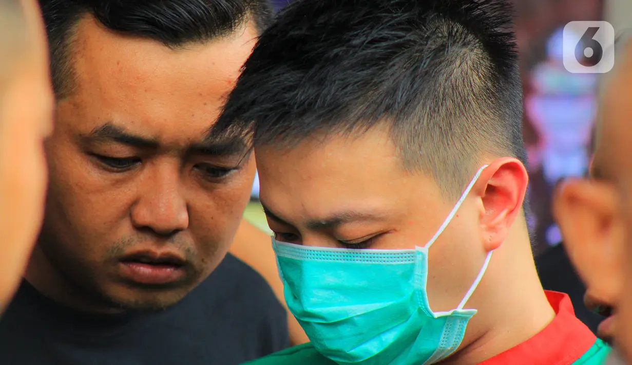 Kekasih artis sekaligus model Andi Novitalia alias Vitalia Sesha, Andre, tertunduk saat dihadirkan dalam konferensi pers kasus narkoba di Polres Metro Jakarta Barat, Kamis (26/2/2020). Menurut polisi, narkoba yang dikonsumsi Vitalia Sesha dipesan oleh Andre. (merdeka.com/Magang/Muhammad Fayyadh)