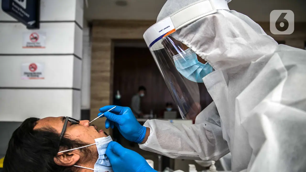 Para Penumpang di Stasiun Senen Jalani Swab Antigen
