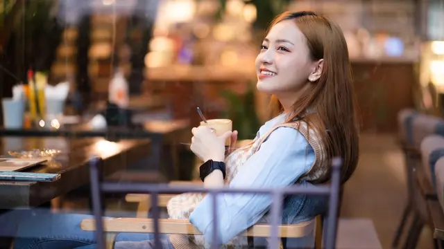 kalem bahagia minum kopi kafe