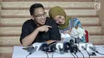 Artis Poppy Bunga bersama suaminya Muhammad Arkandra Malik Riphat memberi keterangan pers usai melahirkan anak kedua di RS Meilia, Depok, Jawa Barat, Jumat  (20/7). Poppy melahirkan anak laki-laki pada 17 Juli 2018. (Liputan6.com/Faizal Fanani)