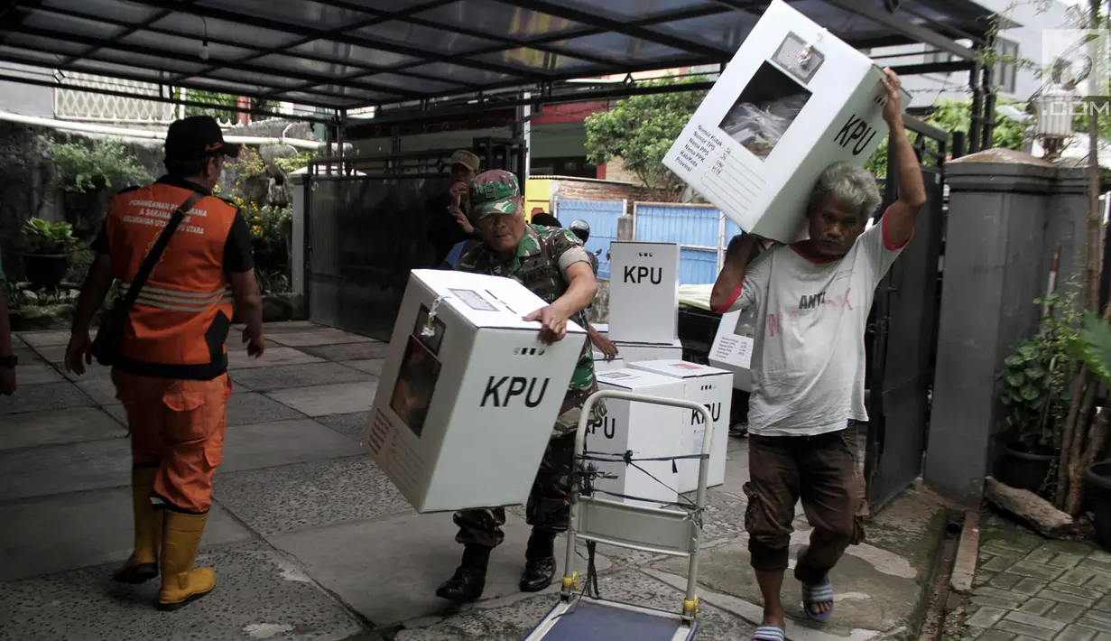 Anggota TNI membantu memindahkan kotak suara saat pendistribusian logistik Pemilu 2019 ke wilayah RW di Kelurahan Palmeriam, Kecamatan Matraman, Jakarta, Selasa (16/4). Pendistribusian logistik pemilu 2019 untuk calon presiden dan legislatif sudah mencapai 99 persen. (merdeka.com/Iqbal S Nugroho)
