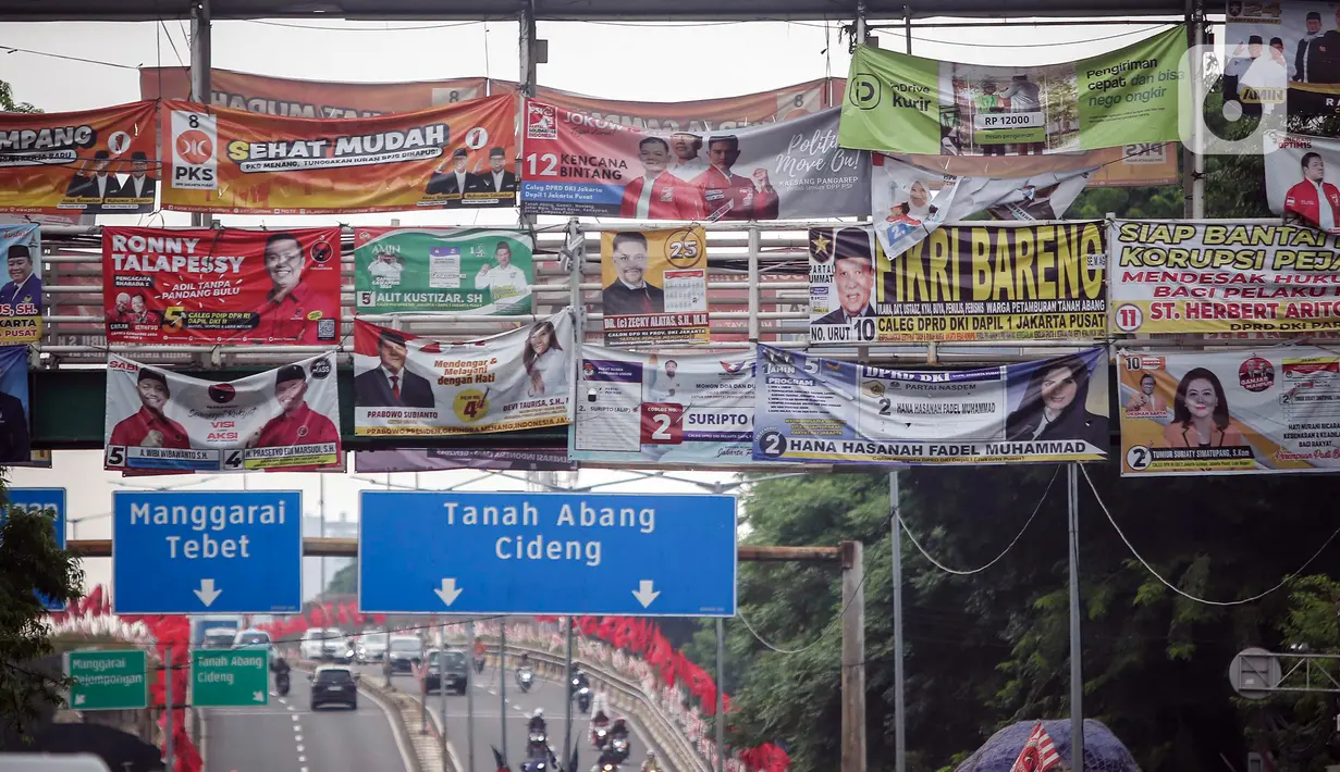 JPO merupakan salah satu fasilitas publik yang menjadi sasaran pemasangan berbagai alat peraga kampanye. (Liputan6.com/Angga Yuniar)