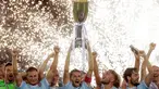 Para pemain Lazio mengangkat trofi usai mengalahkan Juventus pada pertandingan final Piala Super Italia di stadion Olimpiade Roma, Italia (13/8). Lazio menang atas Juventus dengan skor 3-2. (AP Photo / Gregorio Borgia)