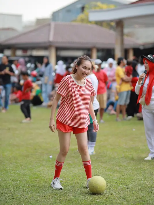 Potret Ayu Ting Ting saat ikut lomba di lingkungan RT ini juga tak luput dari sorotan. Bahkan, wanita 31 tahun ini mengikuti lomba sepak bola hingga tangkap belut. (Liputan6.com/IG/@ayutingting92)