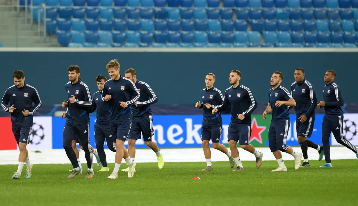 Para pemain Lyon berlatih jelang menghadapi Zenit pada matchday kelima Grup G Liga Champions di Gazprom Arena, Saint Petersburg, Rusia, Selasa (26/11/2019). Lyon akan menghadapi Zenit di Saint-Petersburg Stadium. (Olga MALTSEVA/AFP)