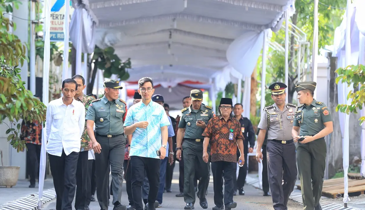 Warga Solo akan berbaur dengan ribuan relawan Jokowi dalam acara midodareni. Calon pengantin pria berangkat dari Hotel Alila menuju rumah Jokowi yang berada di Sumber, Solo, Jawa Tengah. (Adrian Putra/Bintang.com)