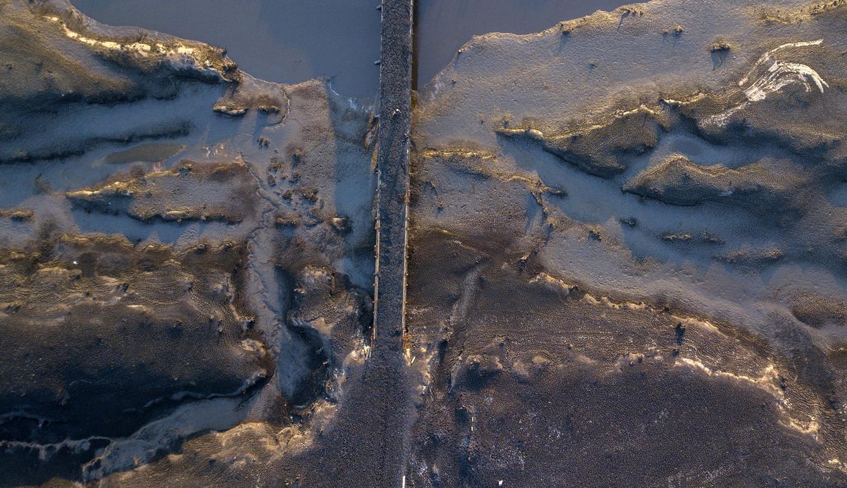 Pemandangan jembatan yang muncul akibat kekeringan berkepanjangan setelah 30 tahun terendam air di waduk Paso Severino di Florida, Uruguay, Selasa, 4 Juli 2023. (AP Photo/Matilde Campodonico)