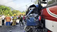 Kecelakaan saat fajar di jalan pegunungan Honduras yang berkelok-kelok dengan satu jalur di setiap arah. (Stringer/ AFP)