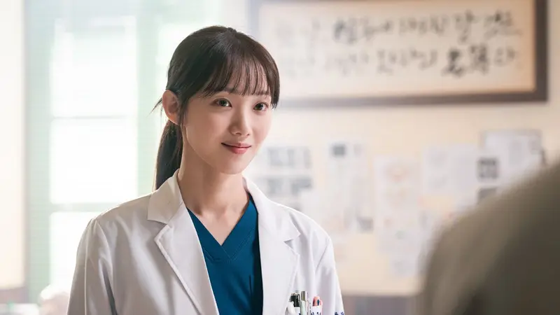 Bintang Drama Korea, Dr Romantic, Lee Sung Kyung Berdonasi Rp1,1 Miliar untuk Pengembangan Pusat Trauma Rumah Sakit (Foto: Disney+ Hotstar Indonesia)