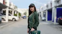 Tampil gagah, Natasha Wilona memadukan topi serta dress bermotif loreng yang dipadukan jaket hijau army (Instagram/natashawilona12).