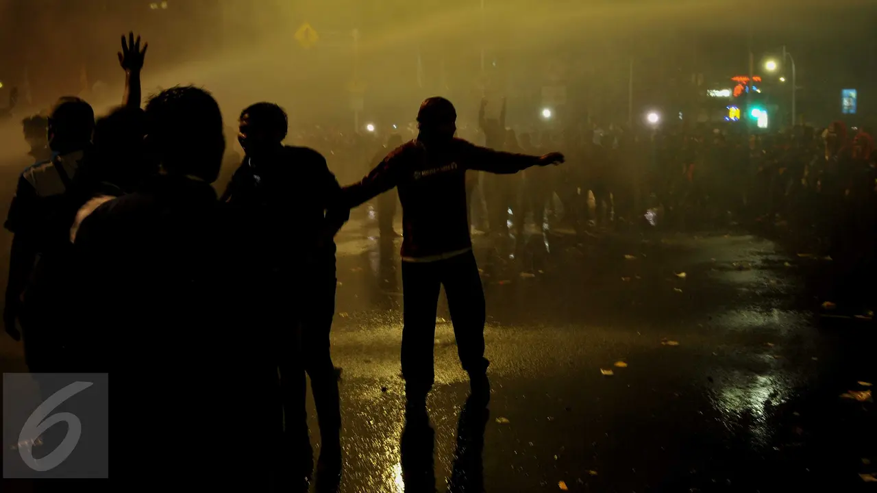 20151029-Demo Tak Kunjung Bubar, Polisi Terpaksa Tembakkan Water Cannon