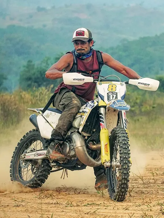 Salah satu hobinya yang curi perhatian ialah kesukaannya saat naik motor trail. Dengan menunggangi motor trailnya, ia pun banyak lalui medan terjal yang menantang bersama teman-temannya yang menyukai olahraga tersebut. (Liputan6.com/IG/ibnujamilo)
