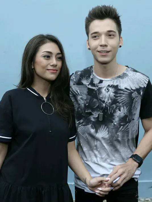 Sebagai istri Celine, tidak pernah menuntut hadiah apapun dari sang suami. Dibanding hadiah, ibu dua anak itu meminta sang suami mengenai sikab dalam mengarungi bahtera rumah tangga ke depannya. (Galih W. Satria/Bintang.com)