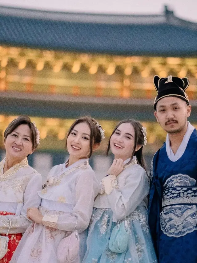 7 Pemotretan Natasha Wilona dan Bundanya yang Tampil Kompak Pakai Hanbok