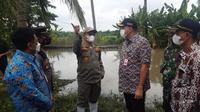 Bupati Tangerang Ahmed Zaki Iskandar melakukan pemantauan banjir di dua desa, yakni Desa Saga dan Desa Laksana di wilayah tersebut. (Liputan6.com/Pramita Tristiawati)