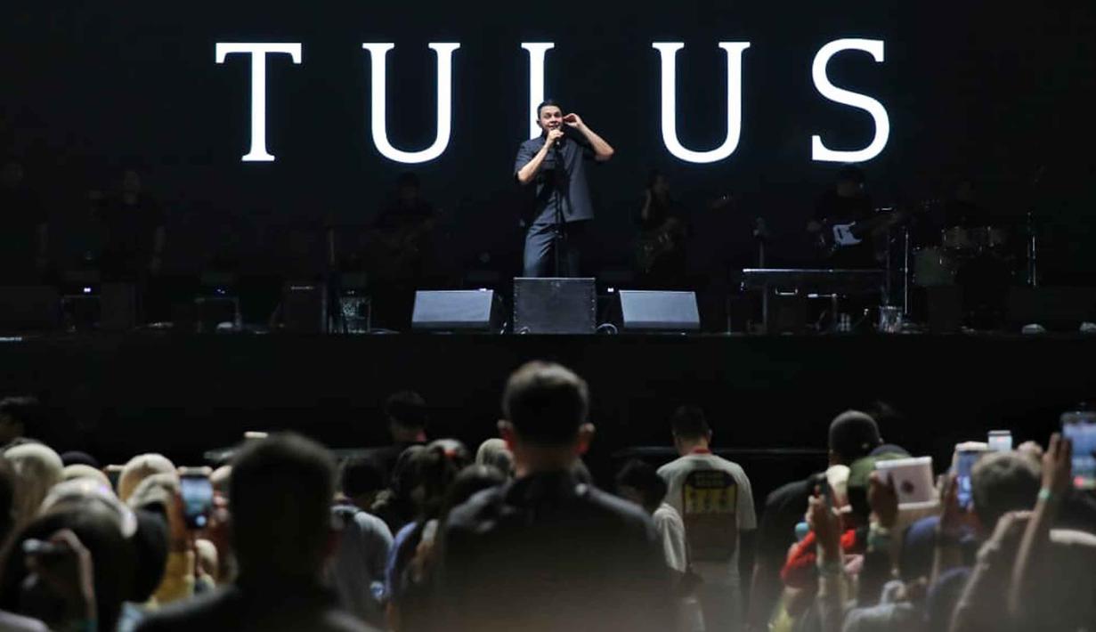 Penyanyi, Tulus saat tampil pada hari kedua gelaran KapanLagi Buka Bareng (KLBB) Festival 2026 di Stadion Madya, Kompleks Gelora Bung Karno, Senayan, Jakarta, Minggu 1 Maret 2026. Kemeriahan hari kedua KapanLagi Buka Bareng (KLBB) Festival 2026 semakin memuncak saat Tulus naik ke atas panggung. (Fimela.com/Adrian Putra)