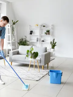 Ilustrasi membersihkan lantai keramik rumah. (c)serezniy/Depositphotos.com