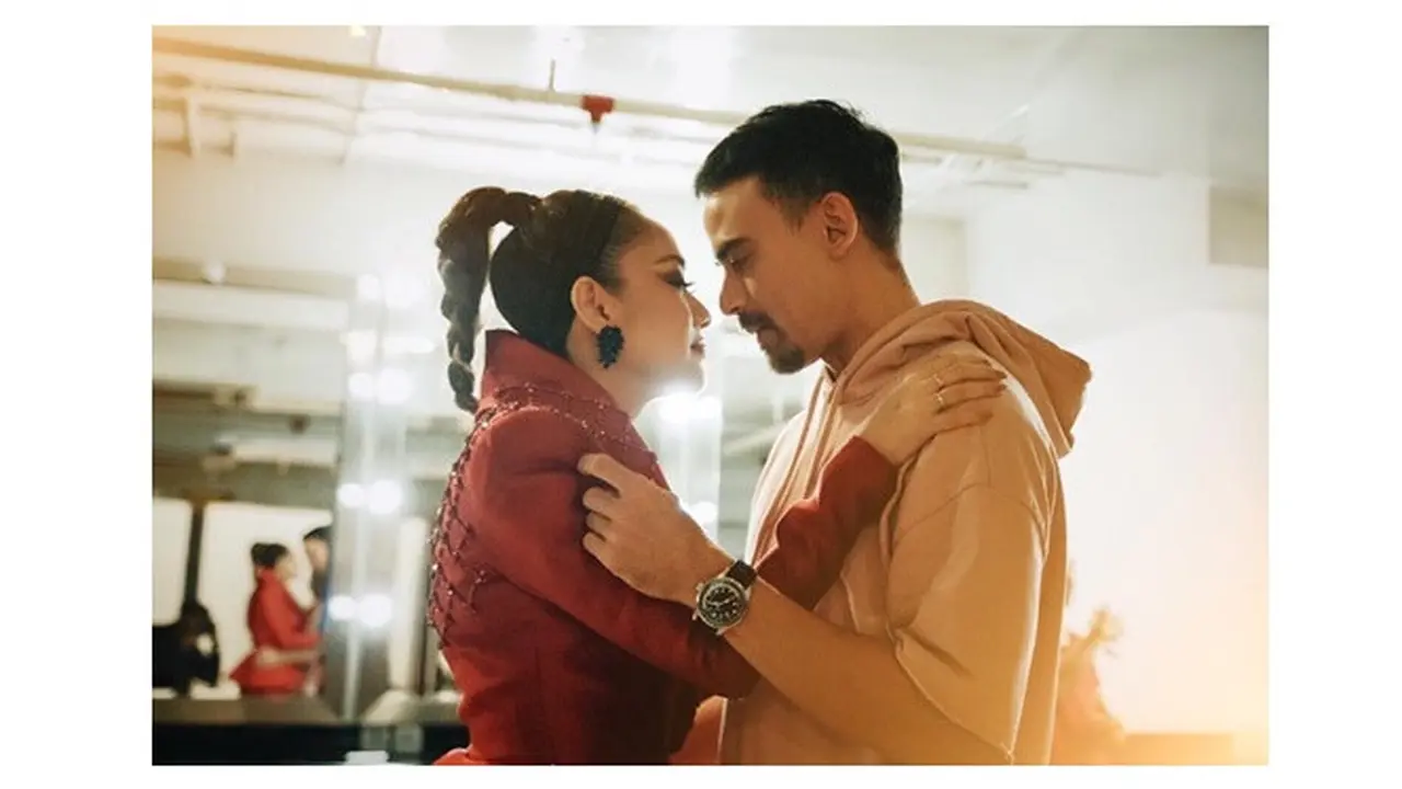 Momen Kemesraan Bunga Citra Lestari dengan Suami yang Romantis Abis