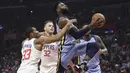 Pemain Memphis Grizzlies, Tyreke Evans (kanan) mencoba memasukan bola saat diadang para pemain Clippers pada laga NBA basketball game, di Staples Center, Los Angeles, (2/1/2018). Clippers menang 113-105. (AP/Jae C. Hong)