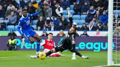 Pemain Arsenal Gabriel Martinelli (tengah) mencetak gol melewati kiper Leicester City Danny Ward pada pertandingan sepak bola Liga Inggris di The King Power Stadium, Leicester, Inggris, 25 Februari 2023. Arsenal mengalahkan Leicester City dengan skor 1-0. (AP Photo/Jon Super)