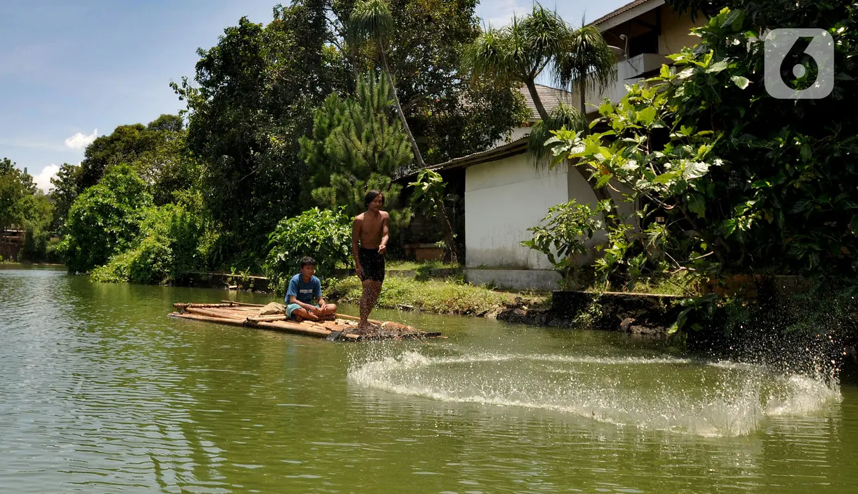 Warga menebar jala dari atas rakit di Setu Tujuh Muara, Pamulang, Tangerang Selatan, Banten, Kamis (3/3/20222). Libur Hari Raya Nyepi dimanfaatkan warga mengunjungi Setu Tujuh Muara yang mulai satu tahun terakhir dikembangkan warga setempat. (merdeka.com/Arie Basuki)