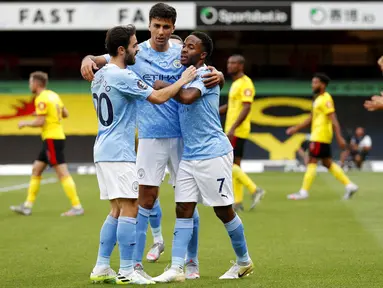 Para pemain Manchester City merayakan gol yang dicetak oleh Raheem Sterling ke gawang Watford pada laga Premier League di Stadion Vicarage Road, Selasa (22/7/2020). Manchester City menang dengan skor 4-0. (Adrian Dennis/Pool via AP)