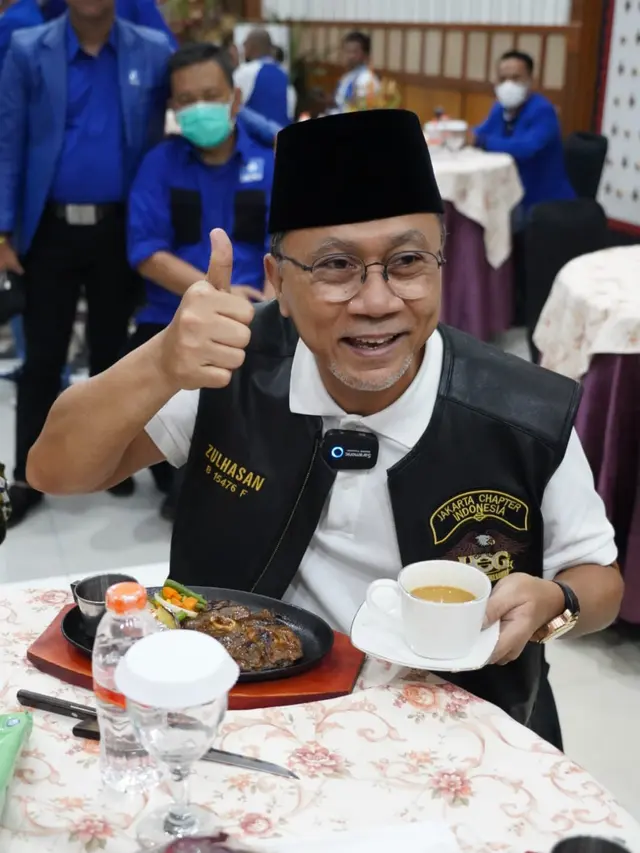 Menggunakan rompi berbahan kulit domba Garut, Ketum PAN Zulkifli Hasan nampak menikmati sajian steak domba empuk khas Garut.
