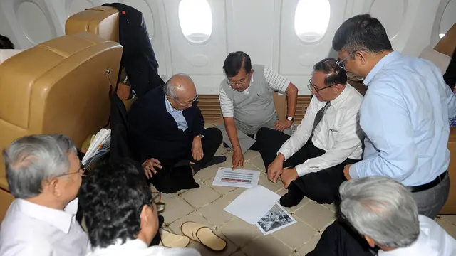 20160714-Wapres JK Lesehan di Lantai Kabin Pesawat-Mongolia