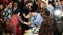 Wapres ke-10 dan 12 Jusuf Kalla bersalaman dengan Presiden ke-5 RI Megawati Soekarnoputri saat menghadiri acara penganugerahan gelar kehormatan Doktor Honoris Causa Dr. HC. Puan Maharani dari Universitas Diponeoro, Semarang, Jawa Tengah, Jumat (14/2/2020). (Liputan6.com/Johan Tallo)