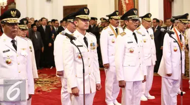 Gubernur dan Wakil Gubernur hasil Pilkada serentak saat di lantik di Istana Negara, Jakarta (12/2). Keputusan Presiden Nomor 13P Tahun 2016 tentang Pengesahan Pengangkatan Gubernur dan Wakil Gubernur Masa Jabatan 2016-2021. (Liputan6.com/Faizal Fanani)