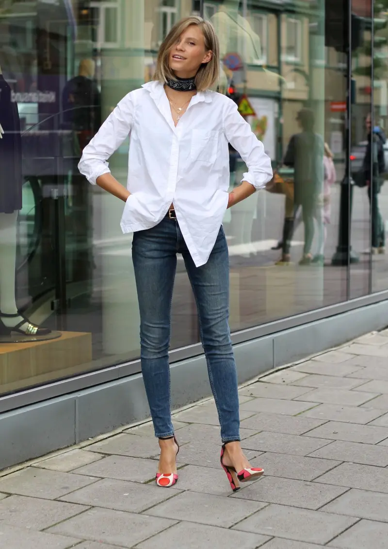 Mix and match kemeja putih dan jeans yang stylish. (Image: pinterest)
