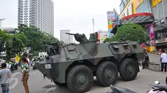 TNI menempatkan satu unit panser anoa di pusat perbelanjaan kawasan Glodok, Jakarta Barat, Jumat (4/11). Pengamanan ketat tersebut dilakukan guna mengantisipasi peristiwa yang tidak diinginkan terkait demonstrasi Ormas Islam. (Liputan6.com/Angga Yuniar)