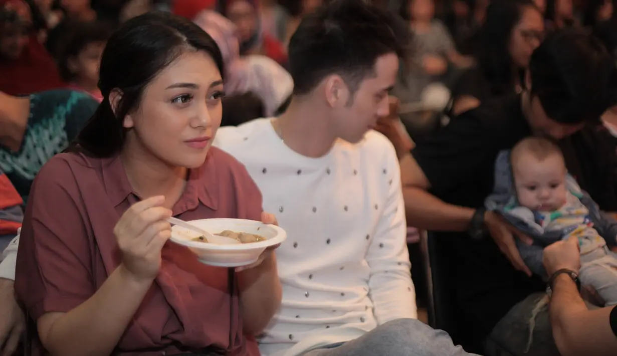 Bahkan, dalam salah satu keterangan  video yang diunggah saat mendapatkan kejutan dari suaminya, ibu tiga orang anak itu mengaku wanita paling berbahagia. (Instagram/celine_evangelista)