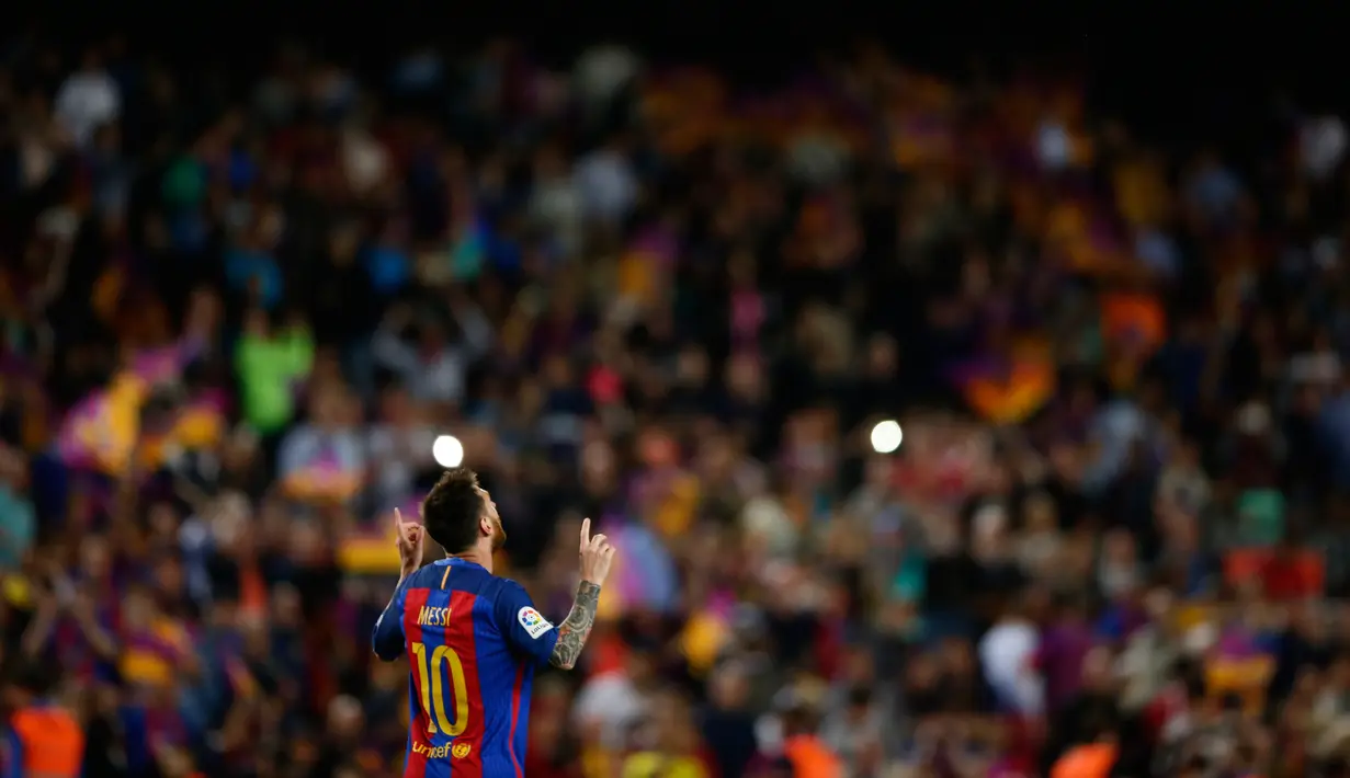 Lionel Messi usai mencetak gol ke gawang Eibar di stadion Camp Nou, Barcelona, Spanyol,(21/5). Dalam pertandingan ini Messi mencetak dua gol dan mengantar Barcelona menang 4-2 atas Eibar. (AP Photo / Manu Fernandez)