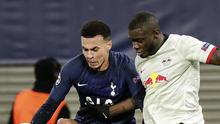 Gelandang Tottenham Hotspur, Dele Alli mengontrol bola dari kawalan bek Red Bull Leipzig, Dayot Upamecano pada pertandingan leg kedua babak 16 besar Liga Champions di di Red Bull Arena, Jerman (10/3/2020). RB Leipzig menang telak atas Tottenham 3-0. (AP Photo/Michael Sohn)