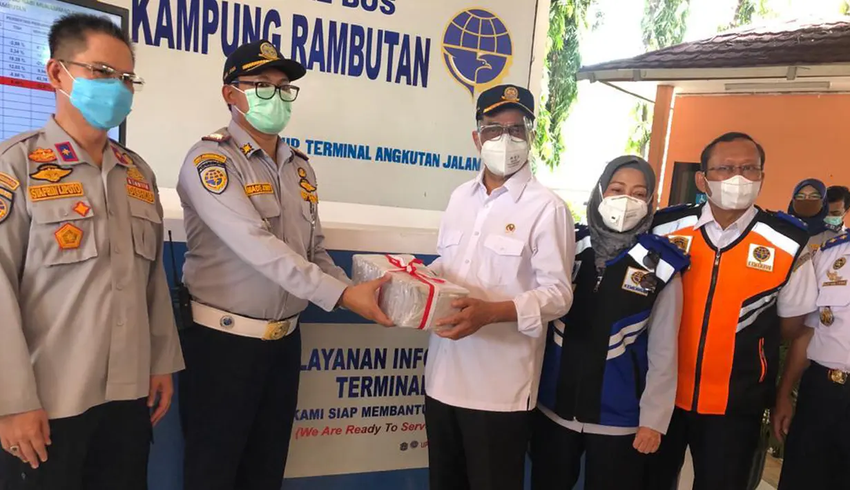 Menteri Perhubungan Budi Karya Sumadi (tengah) menyerahkan masker di Terminal Kampung Rambutan, Jakarta, Kamis (29/10/2020). Budi Karya melakukan edukasi kepada penumpang yang masih banyak menggunakan masker scuba untuk memakai masker medicated atau berlapis. (Dok: Kemenhub)