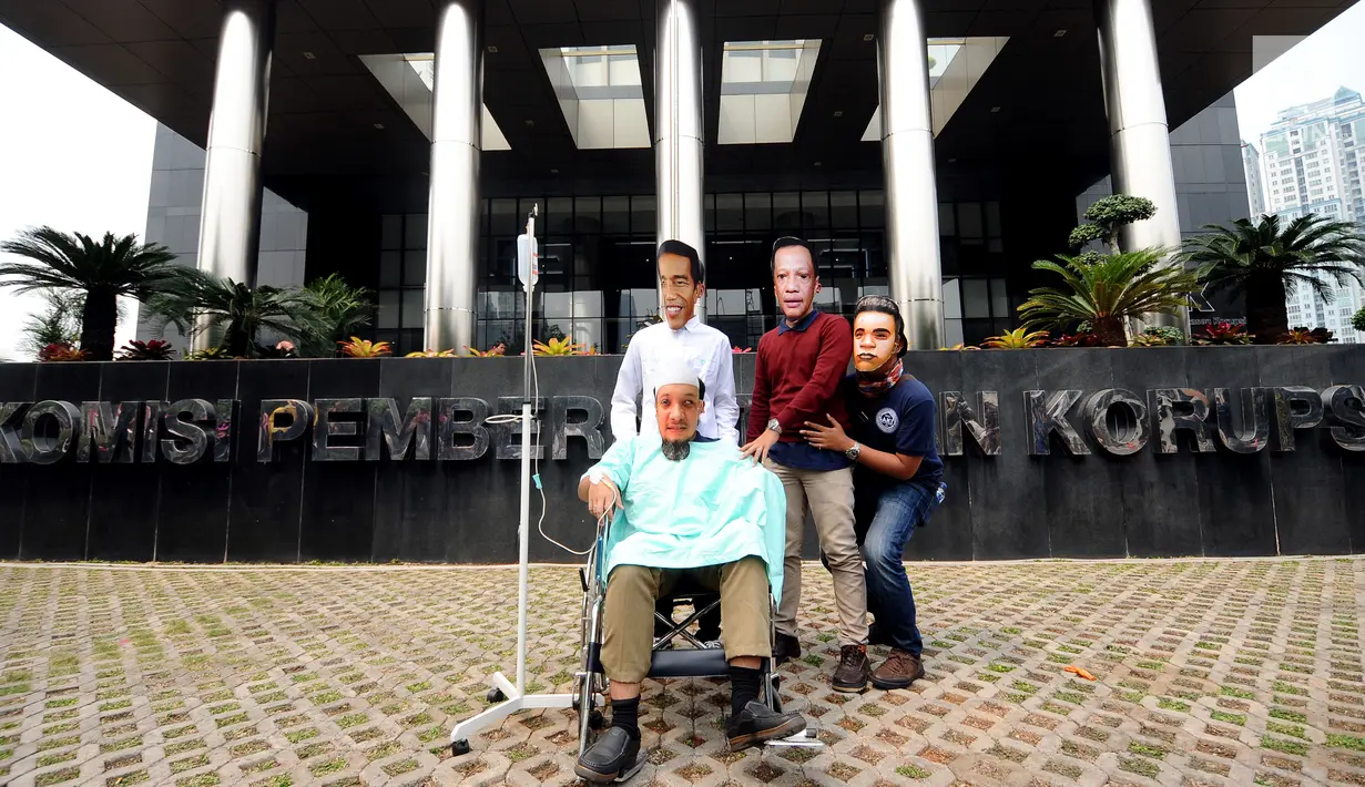 Siswa anti korupsi melakukan aksi teatrikal di depan Gedung KPK, Jakarta, Rabu (9/8). Mereka menuntut Presiden Jokowi segera membentuk Tim Gabungan Pencari Fakta untuk mengusut tuntas kasus yang menimpa Novel Baswedan. (Liputan6.com/Helmi Fithriansyah)