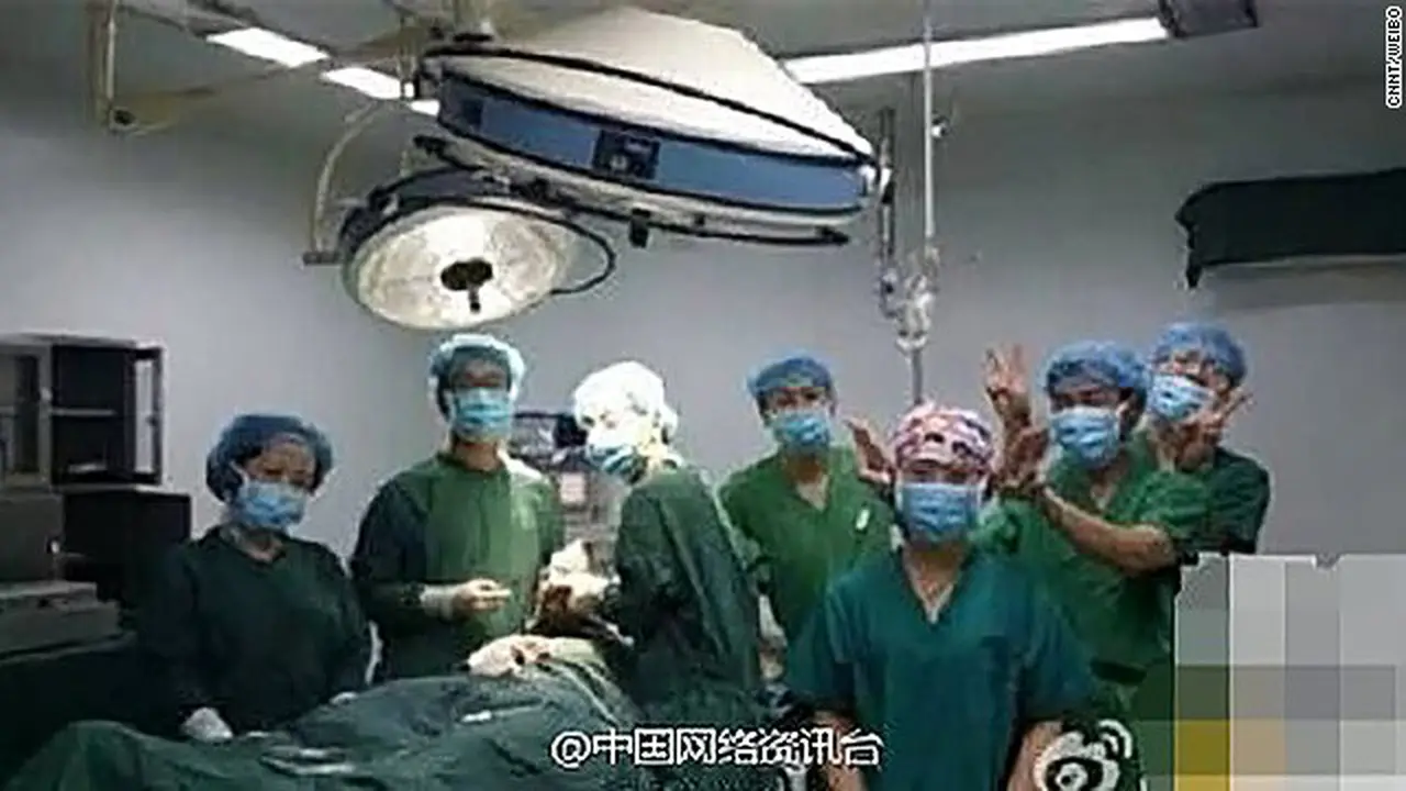 10 Orang Dokter Dikecam Karena Selfie di Ruang Operasi