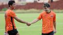Pemain baru Persija Jakarta, Ryo Matsumura, bercanda dengan Aji Kusuma saat mengikuti sesi latihan di Nirwana Park, Sawangan, Depok, Rabu (31/5/2023). Pemain asal Jepang itu didatangkan Macan Kemayoran dari Persis Solo dan diikat dengan kontrak berdurasi tiga musim. (Bola.com/M Iqbal Ichsan)